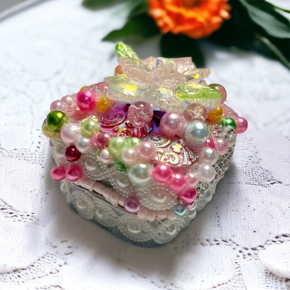 Embellished Ring Presentation Box - Picture 7 of 8